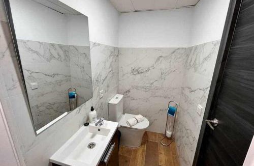 Novelda House | Novelda Centro Habitaciones con baño privado y compartido , cocina y terraza