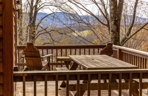 Davis House | NP75-Views! Close to towns! Hot tub!