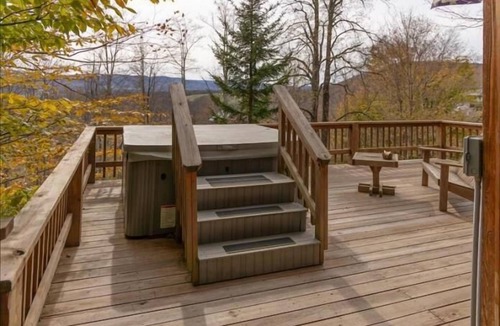 Davis House | NP75-Views! Close to towns! Hot tub!