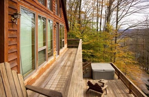 Davis House | NP75-Views! Close to towns! Hot tub!
