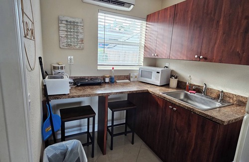 Central Oakland Park Villa | nPrivate & cozy Studio. Great location, Private Pool at the villa&Near the beach