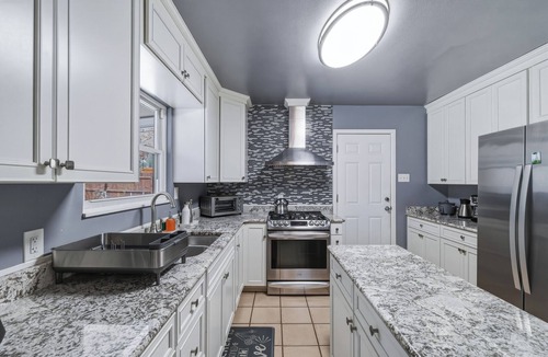 West San Antonio House | Nr Downtown + Airport | Yard Fire Pit BBQ Games