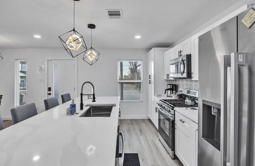 Northside House | Nr DT + Heights | Games | WiFi | Pets | Deck Yard