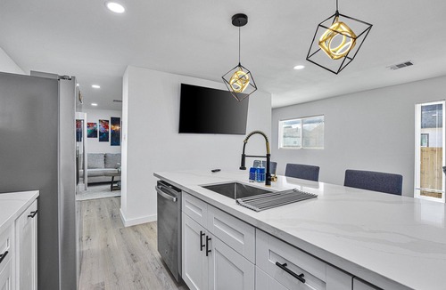 Northside House | Nr DT + Heights | Games | WiFi | Pets | Deck Yard