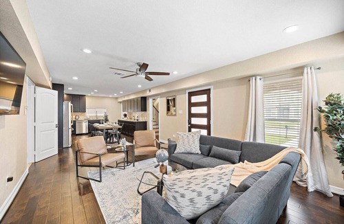 MacGregor House | Nr DT, Med Center, Midtown | Sleeps 16 | Game Room