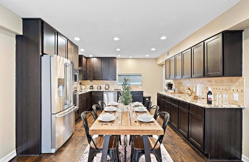 MacGregor House | Nr DT, Med Center, Midtown | Sleeps 16 | Game Room