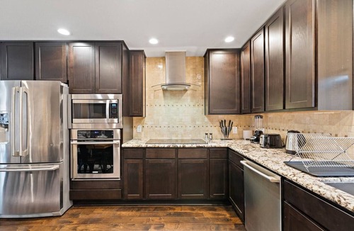 MacGregor House | Nr DT, Med Center, Midtown | Sleeps 16 | Game Room
