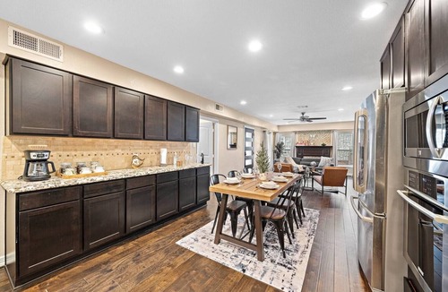 MacGregor House | Nr DT, Med Center, Midtown | Sleeps 16 | Game Room