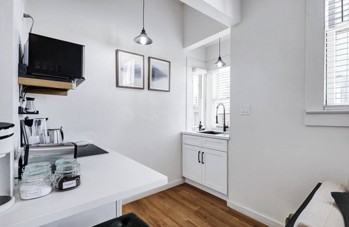 Tobin Hill Apartment | Nr DT River Walk, Alamo, Zoo | Yard BBQ | Games