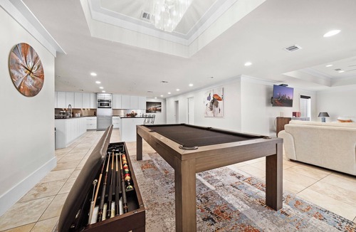 Houston House | Nr Galleria & Med Center | Hot Tub | Games | WiFi