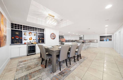 Houston House | Nr Galleria & Med Center | Hot Tub | Games | WiFi