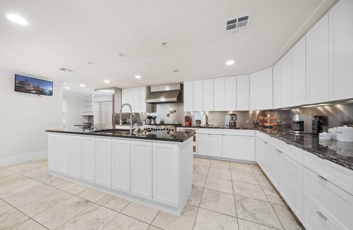 Houston House | Nr Galleria & Med Center | Hot Tub | Games | WiFi
