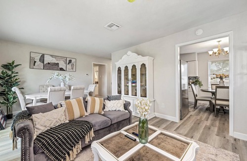 Central Southwest House | Nr Med Center + NRG | BBQ Hot Tub Swing Set Games