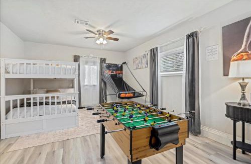 Central Southwest House | Nr Med Center NRG BBQ Hot Tub Swing Set Games