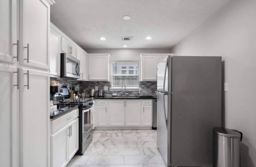Bellaire House | Nr Med Center, NRG, Galleria Htown Getaway | Games
