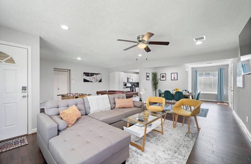 Bellaire House | Nr Med Center, NRG, Galleria Htown Getaway | Games