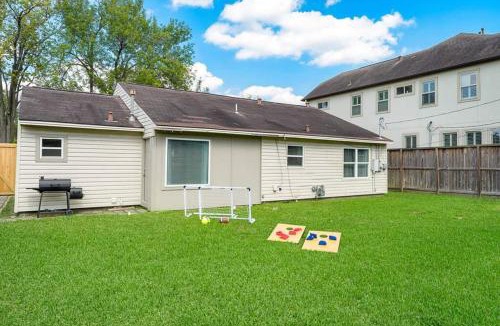 Bellaire House | Nr Med Center, NRG, Galleria Htown Getaway Games