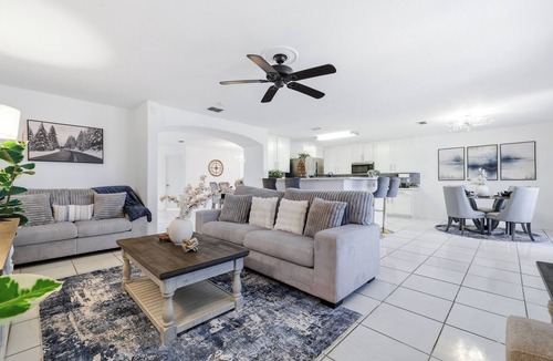 West San Antonio House | Nr Sea World Hot Tub Game Room Yard Swing Set BBQ