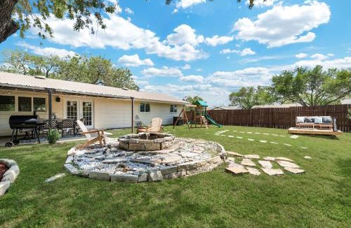 West San Antonio House | Nr Sea World Hot Tub Yard BBQ Fire Pit Swing Set