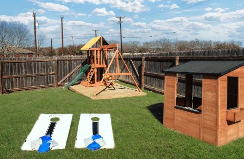 West San Antonio House | Nr Sea World Hot Tub Game Room Yard Swing Set BBQ