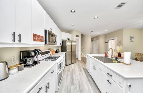 Willow Meadows/Willowbend Area House | NRG Retreat l Sleeps 12 l Parking + Bicycles