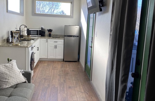 Hatfield Cabin | nSecluded Mountain Container - Hot Tub & King Bed