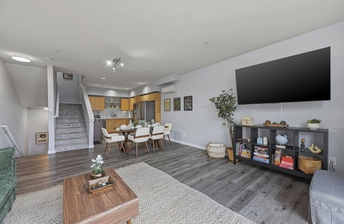 Lower Queen Anne House | nTraveler's Dream Cityscape with Space Needle views
