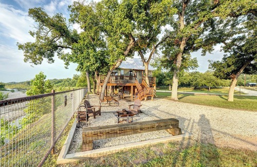 Uvalde Cabin | Nueces Riverfront Treehouse