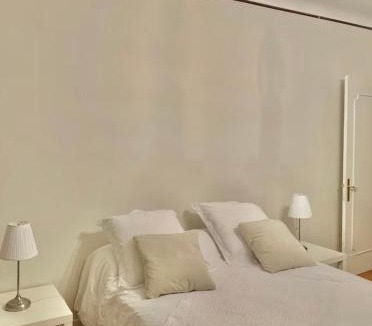 Boulogne-sur-Gesse Hotel | Nuit avec vue sur la mairie