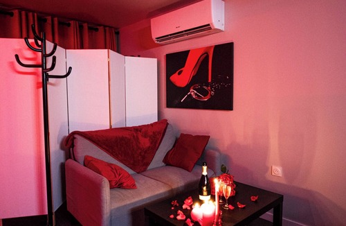 Tournus Apartment | Nuit Défendue - Sauna Jacuzzi Secret room