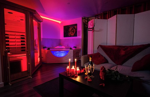 Tournus Apartment | Nuit Défendue - Sauna Jacuzzi Secret room