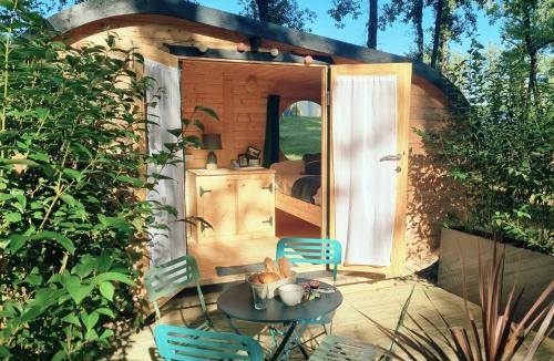 Saint-Sauveur Other | Nuit insolite dans un petit Hobbit en bois