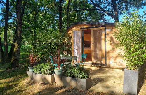 Saint-Sauveur Other | Nuit insolite dans un petit Hobbit en bois