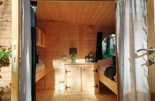 Saint-Sauveur Other | Nuit insolite dans un petit Hobbit en bois