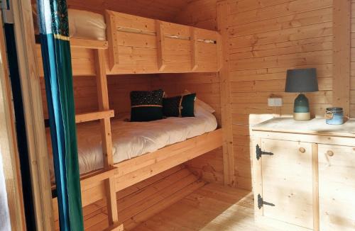 Saint-Sauveur Other | Nuit insolite dans un petit Hobbit en bois