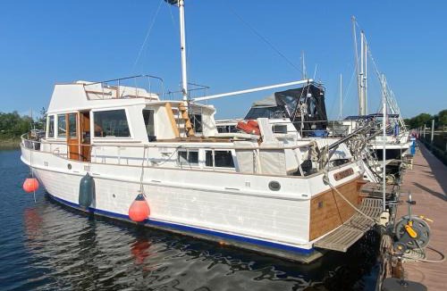 Caen City Centre Boat Rental | Nuit insolite a bord d un bateau