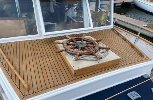 Caen City Centre Boat Rental | Nuit insolite a bord d un bateau