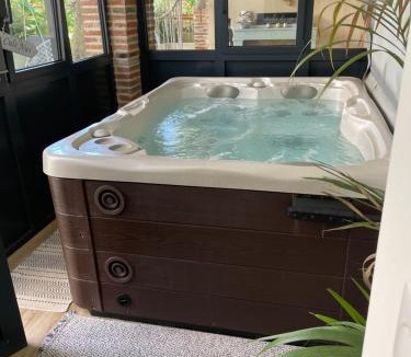 Noe Villa | Nuit romantique avec jacuzzi privé !