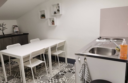 Macon Apartment | Nuit Tendance à Mâcon 2 - 2 Adultes et 2 Enfants