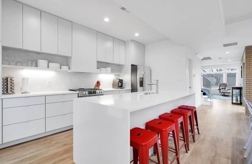 Phoenix Hill House | NULU-Fire Pit-Hot Tub-BBQ-King Bed-Fast Wifi