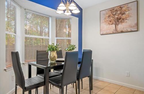 Colonial Oaks House | Number 1 Executive Rental - 75"TV King Bed & Large Yard
