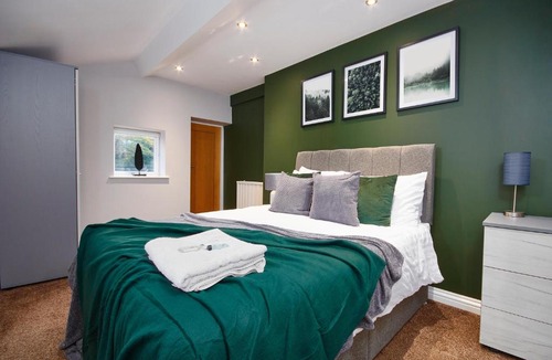 Harrogate City Centre Apartment | Number One - The Exquisite Emerald Abode