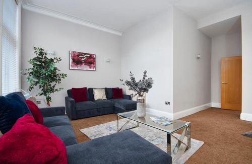 Harrogate City Centre Apartment | Number One - The Exquisite Emerald Abode