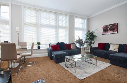 Harrogate City Centre Apartment | Number One - The Exquisite Emerald Abode