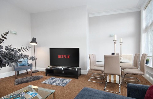 Harrogate City Centre Apartment | Number One - The Exquisite Emerald Abode