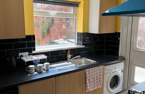 Fenham Apartment | Nuns Moor apartment, fully equipped kitchen and free parking