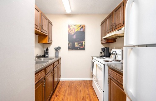 Pineville Apartment | Nurse Ready Wifi Smart TV Kitchen Pets W/D