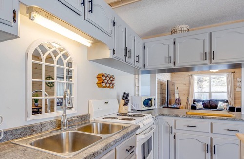 Alberton Cottage | Nurse's Oasis: 3-BR, Pet Friendly, Hot Tub, Snow Removal, Starlink