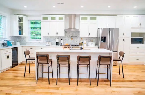 Northwest House | NW DC EV parking, deck, 2 Kitchens Sleeps 20+