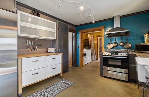 River West House | NW Hartford | 3 Bed, 1 Bath